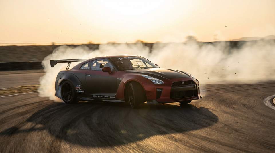 呦呦视频视频：改装GTR赛道漂移